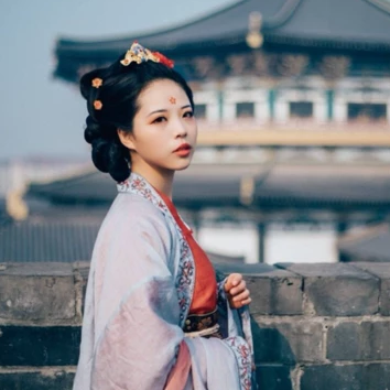 古典梅花妝女生頭像，唯美古風(fēng)真人頭像