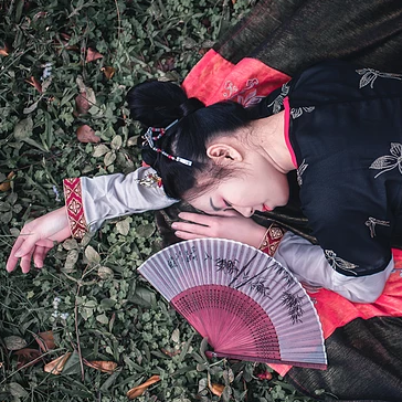 山茶花帶折扇女生頭像，唯美古風(fēng)真人頭像