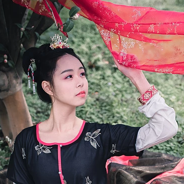 山茶花帶折扇女生頭像，唯美古風(fēng)真人頭像