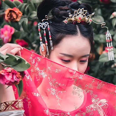 山茶花帶折扇女生頭像，唯美古風(fēng)真人頭像