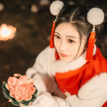 新春吉祥拿福女生頭像，蓮花燈唯美古風(fēng)頭像