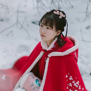 冰雪天地紅衣女生頭像，唯美古風真人頭像