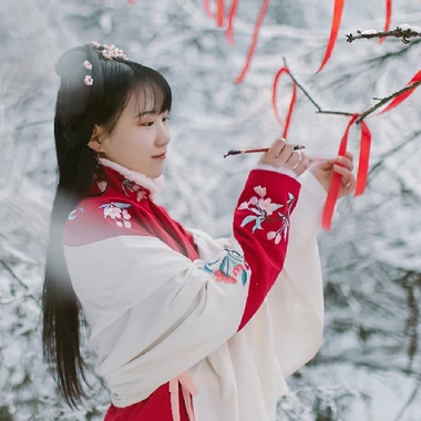 冰雪天地紅衣女生頭像，唯美古風真人頭像