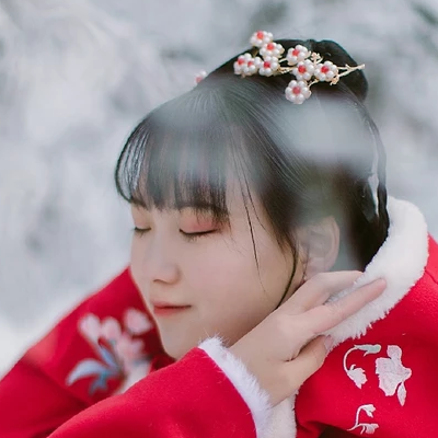 冰雪天地紅衣女生頭像，唯美古風真人頭像
