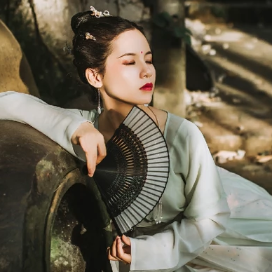 嬌艷帶折扇女生頭像，唯美古風(fēng)真人頭像