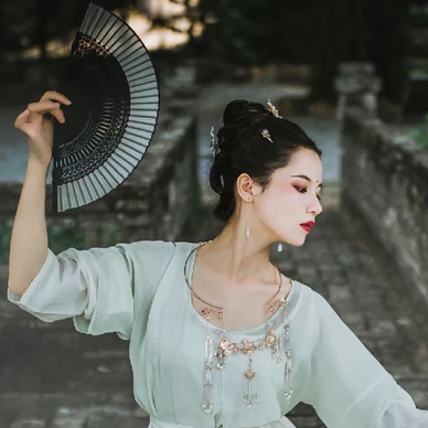 嬌艷帶折扇女生頭像，唯美古風(fēng)真人頭像