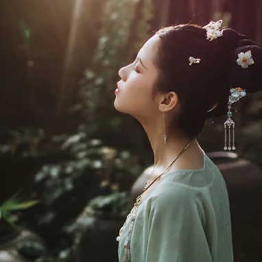 嬌艷帶折扇女生頭像，唯美古風(fēng)真人頭像