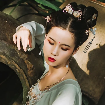 嬌艷帶折扇女生頭像，唯美古風(fēng)真人頭像