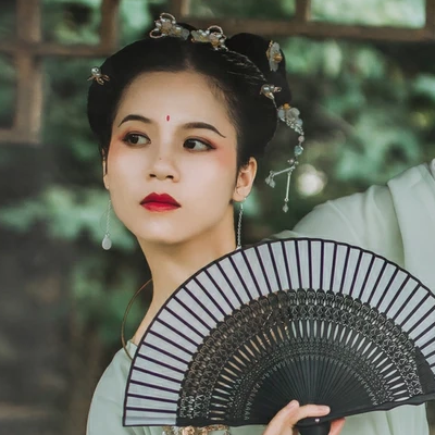 嬌艷帶折扇女生頭像，唯美古風(fēng)真人頭像