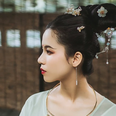 嬌艷帶折扇女生頭像，唯美古風(fēng)真人頭像