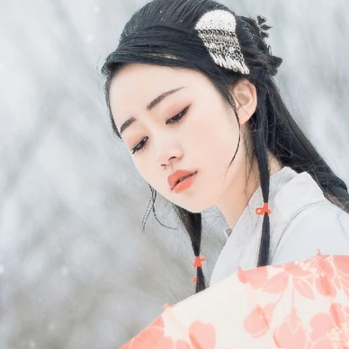 白衣素雪帶傘女生頭像，唯美古風(fēng)真人頭像