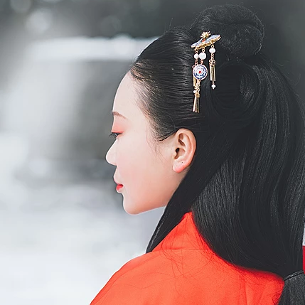 紅梅白雪彈琴女生頭像，唯美古風(fēng)真人頭像