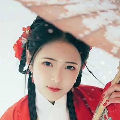 冷艷紅衣白雪女生頭像，唯美古風(fēng)真人頭像