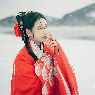 冷艷紅衣白雪女生頭像，唯美古風(fēng)真人頭像