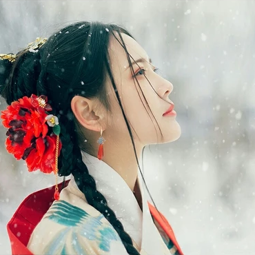 冷艷紅衣白雪女生頭像，唯美古風(fēng)真人頭像