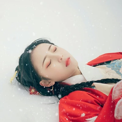 冷艷紅衣白雪女生頭像，唯美古風(fēng)真人頭像