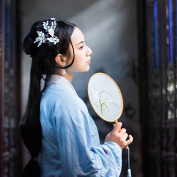 古典藍(lán)衣帶團(tuán)扇女生頭像，唯美古風(fēng)真人頭像