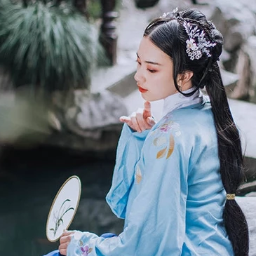 古典藍(lán)衣帶團(tuán)扇女生頭像，唯美古風(fēng)真人頭像