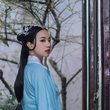古典藍(lán)衣帶團(tuán)扇女生頭像，唯美古風(fēng)真人頭像