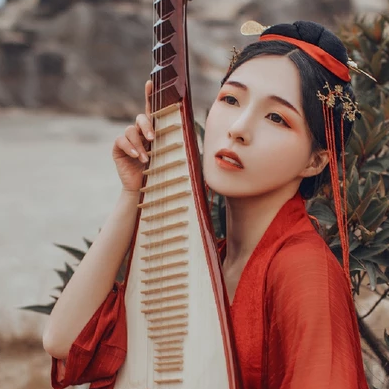 紅裳彈琵琶女生頭像，唯美古風(fēng)真人頭像