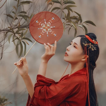 紅裳彈琵琶女生頭像，唯美古風(fēng)真人頭像