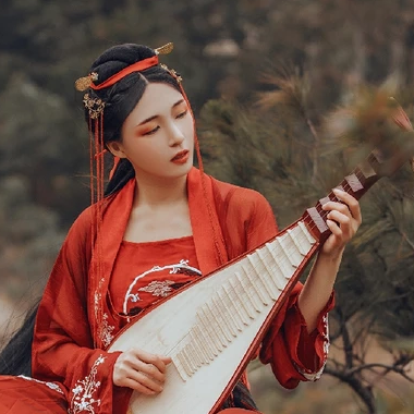 紅裳彈琵琶女生頭像，唯美古風(fēng)真人頭像