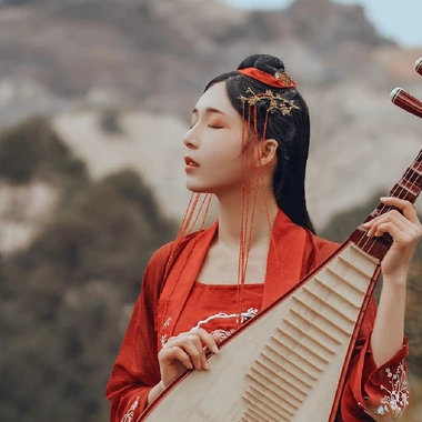 紅裳彈琵琶女生頭像，唯美古風(fēng)真人頭像