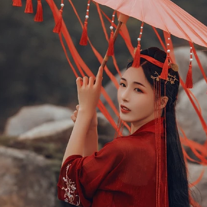 紅裳彈琵琶女生頭像，唯美古風(fēng)真人頭像