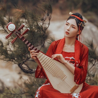 紅裳彈琵琶女生頭像，唯美古風(fēng)真人頭像