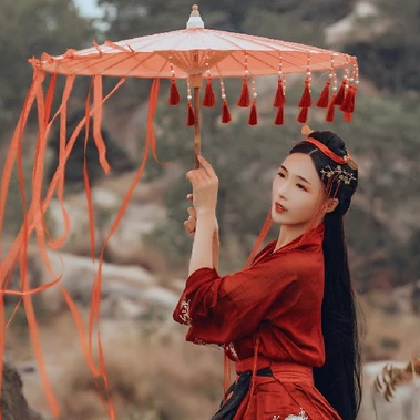 紅裳彈琵琶女生頭像，唯美古風(fēng)真人頭像