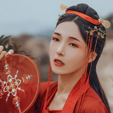 紅裳彈琵琶女生頭像，唯美古風(fēng)真人頭像