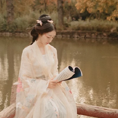 秋葉帶團(tuán)扇文藝女生頭像，唯美古風(fēng)真人頭像