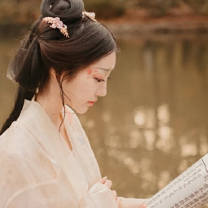 秋葉帶團(tuán)扇文藝女生頭像，唯美古風(fēng)真人頭像