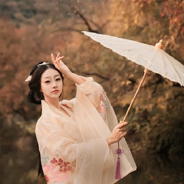 秋葉帶團(tuán)扇文藝女生頭像，唯美古風(fēng)真人頭像