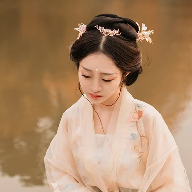 秋葉帶團(tuán)扇文藝女生頭像，唯美古風(fēng)真人頭像