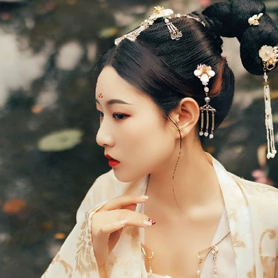 花溪佳人帶團(tuán)扇女生頭像，唯美古風(fēng)真人頭像