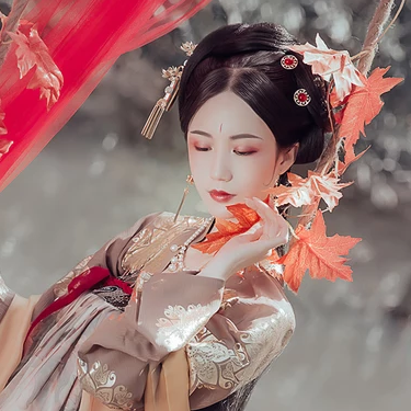 秋千仕女帶團(tuán)扇女生頭像，唯美古風(fēng)真人頭像