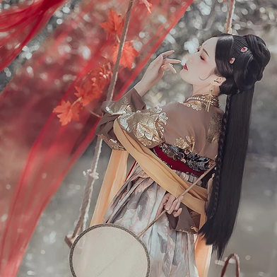 秋千仕女帶團(tuán)扇女生頭像，唯美古風(fēng)真人頭像