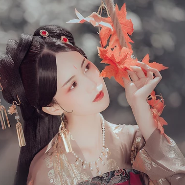 秋千仕女帶團(tuán)扇女生頭像，唯美古風(fēng)真人頭像