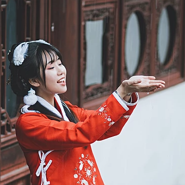 清新文藝紅披風(fēng)女生頭像，唯美古風(fēng)真人頭像