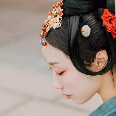 紅妝典雅帶傘團扇女生頭像，唯美古風(fēng)真人頭像