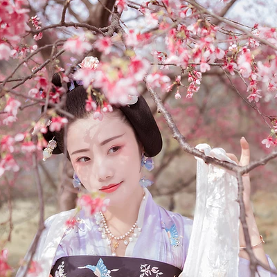 櫻花樹下粉色佳人女生頭像，唯美古風(fēng)真人頭像