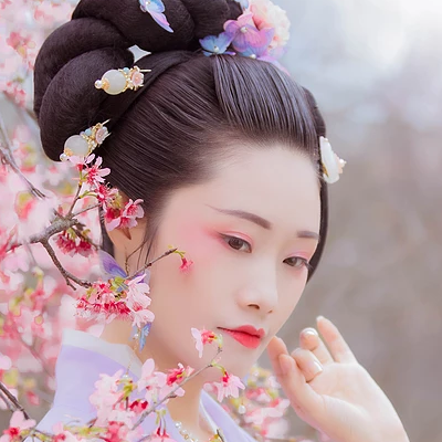 櫻花樹下粉色佳人女生頭像，唯美古風(fēng)真人頭像