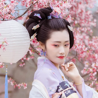 櫻花樹下粉色佳人女生頭像，唯美古風(fēng)真人頭像