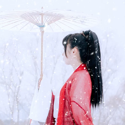 初雪紅衣俠客女生頭像，唯美古風真人頭像