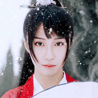初雪紅衣俠客女生頭像，唯美古風真人頭像