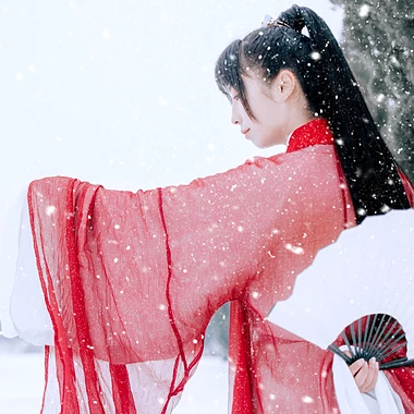 初雪紅衣俠客女生頭像，唯美古風真人頭像