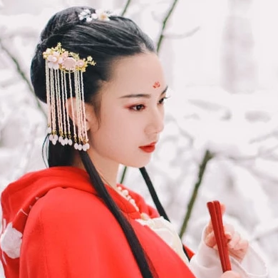 寒雪紅披風女生頭像，唯美古風真人頭像