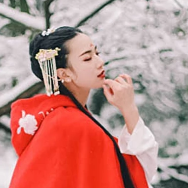 寒雪紅披風女生頭像，唯美古風真人頭像