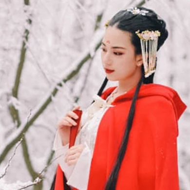寒雪紅披風女生頭像，唯美古風真人頭像